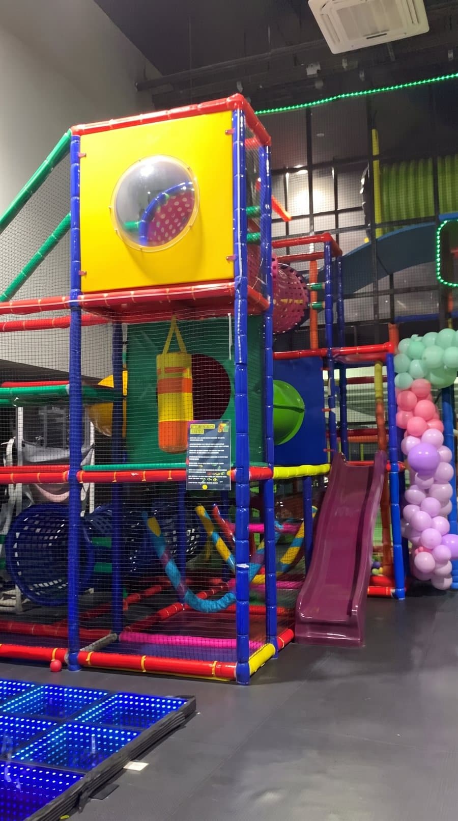 Torre de juegos. Con tobogán, túneles, costal y piso de luces.