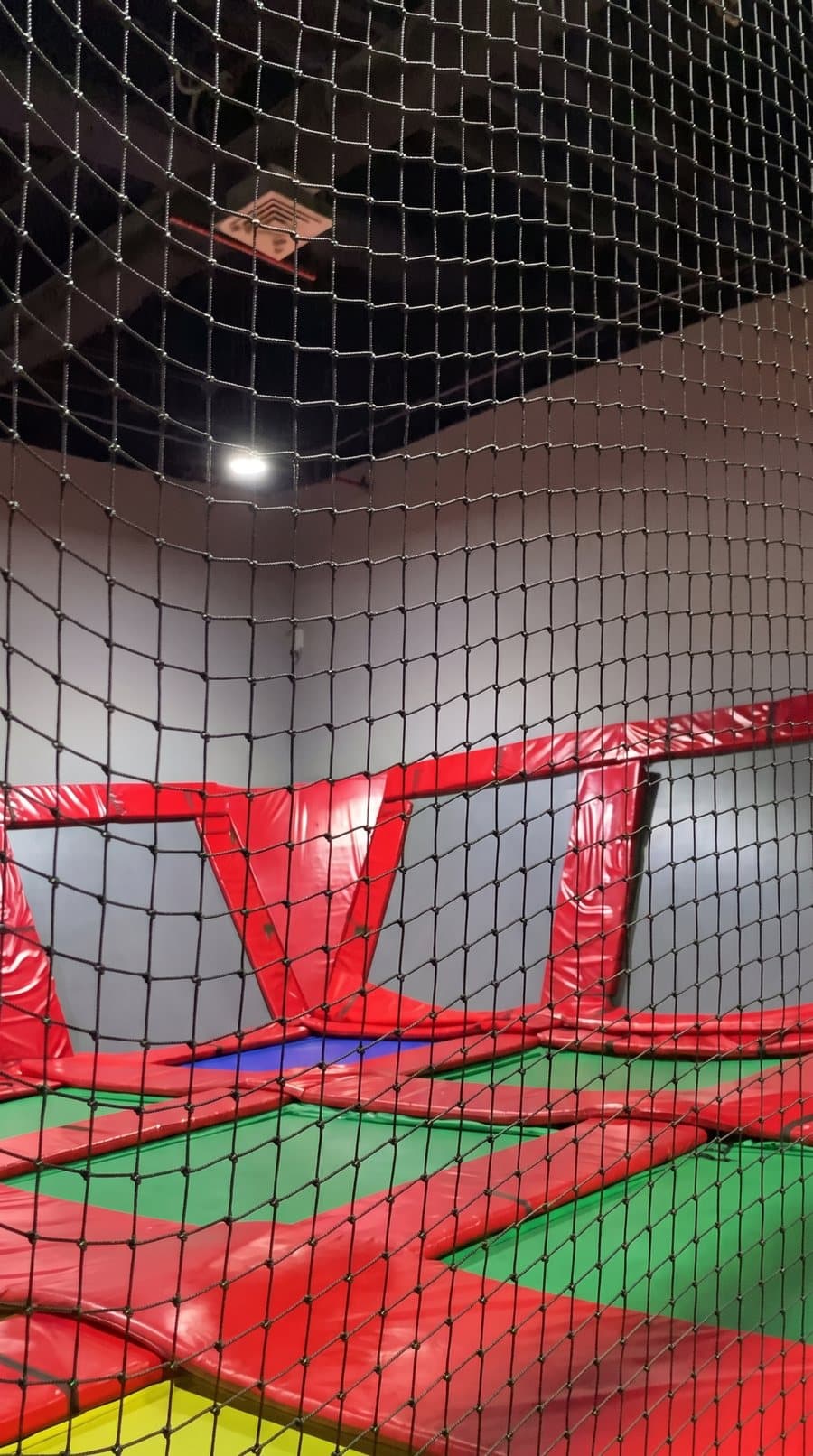 Zona de trampolines. Con paredes acolchadas y red alrededor.